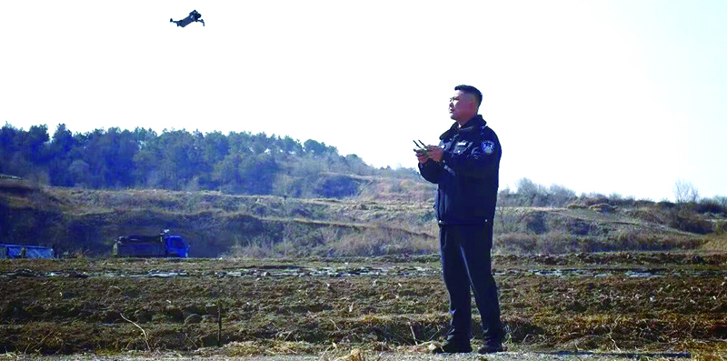 二題圖，銀州分局龍山派出所民警操控新列裝的“龍山一號”警用無人機(jī)春耕期間進(jìn)行防火巡查。