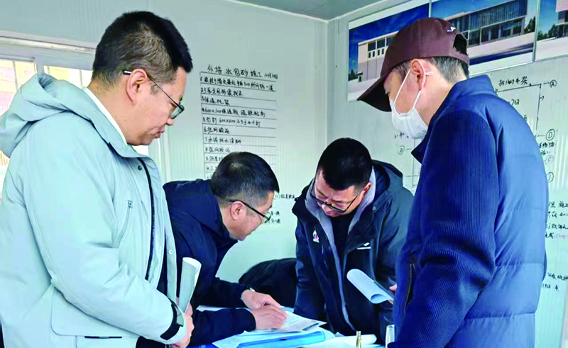 檢察干警指導(dǎo)相關(guān)部門開(kāi)展取用水管理專項(xiàng)整治