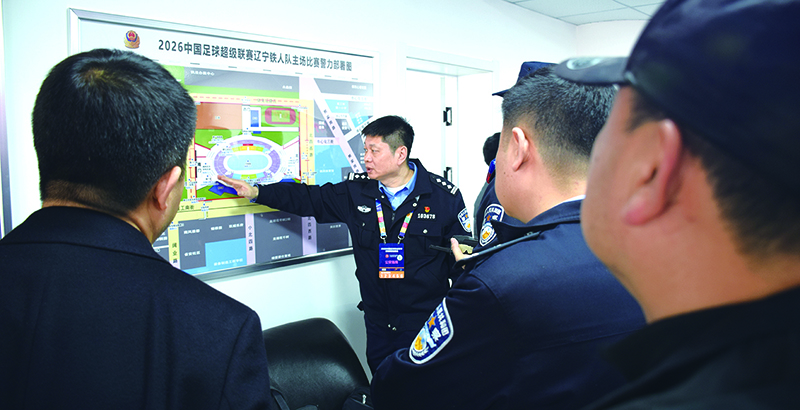 沈陽市公安局治安管理支隊大型活動管理大隊大隊長李斌在部署安保警力。