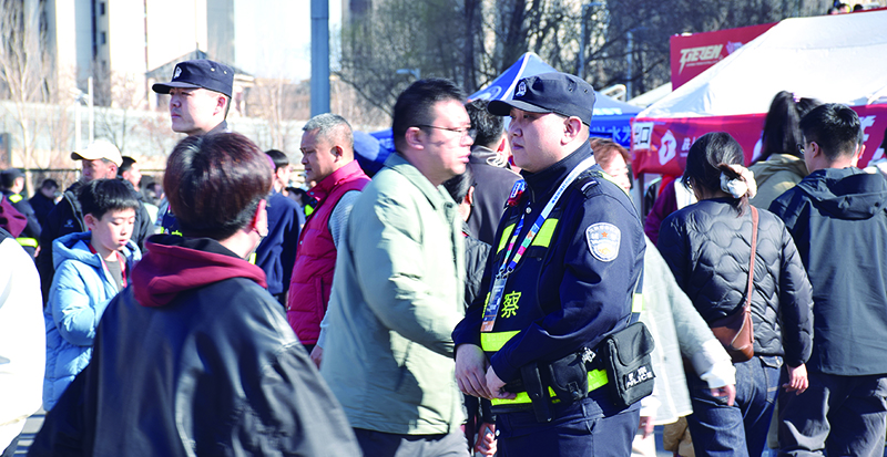 民警在安檢口值守。2