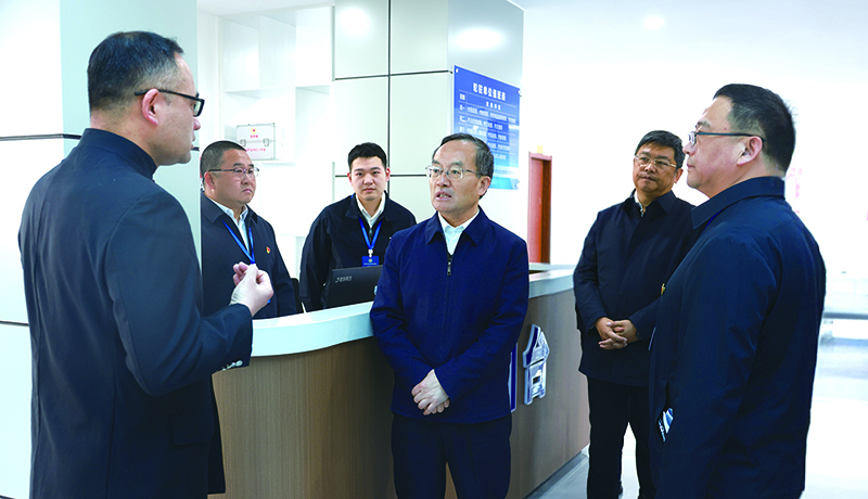 省委常委、政法委書(shū)記鄭藝（中）在葫蘆島市社會(huì)治安綜合治理中心與工作人員深入交流。