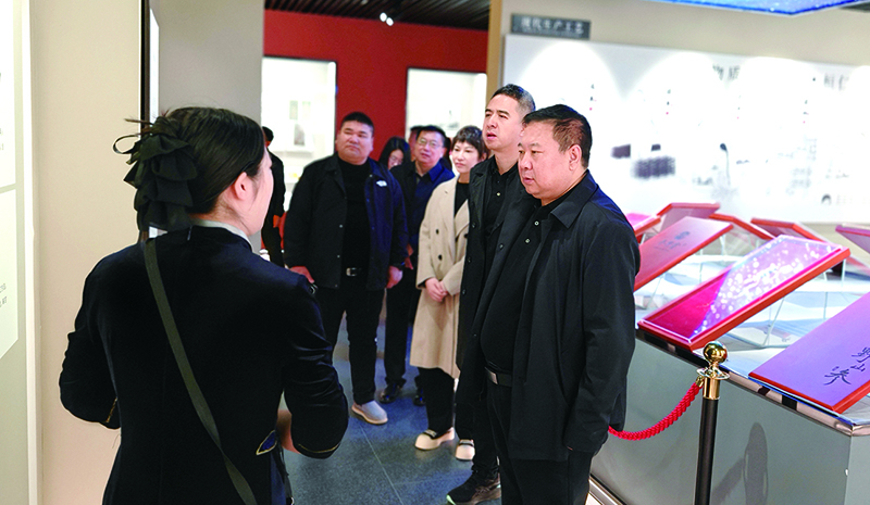 本溪中院黨組書記、院長李景會（右一）參觀遼寧參中堂健康產(chǎn)業(yè)股份有限公司