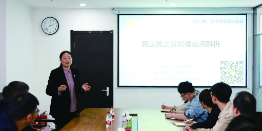頭題圖，李宏源律師為企業(yè)員工講解法律知識。
