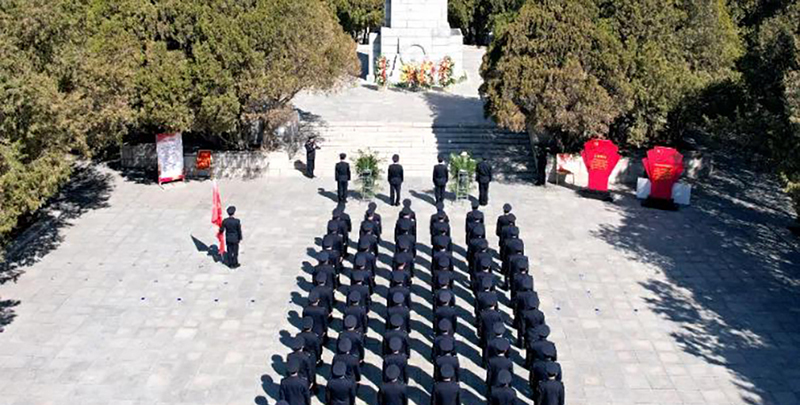 頭題圖，凌源第一監(jiān)獄民警肅立默哀。