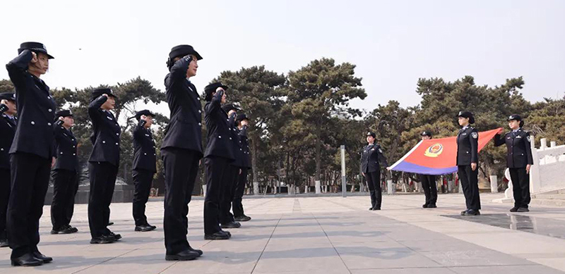 頭題圖，遼寧省女子監(jiān)獄組織民警重溫入警誓詞。