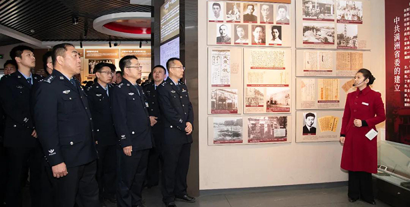 頭題圖，沈陽第二監(jiān)獄民警走進中共滿洲省委舊址紀念館參觀學習。