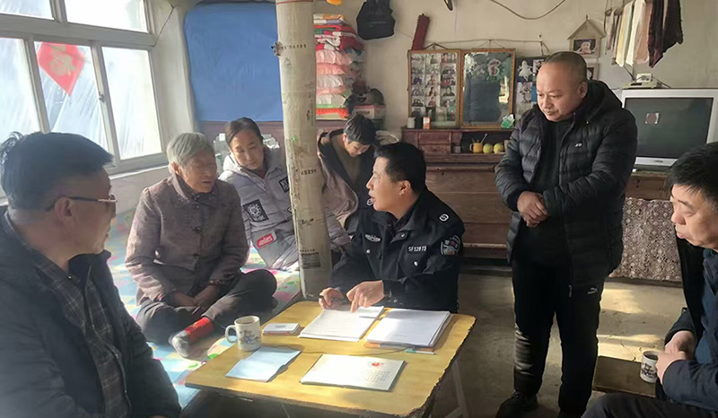 鄭松巖(中)在老人家中耐心調(diào)解