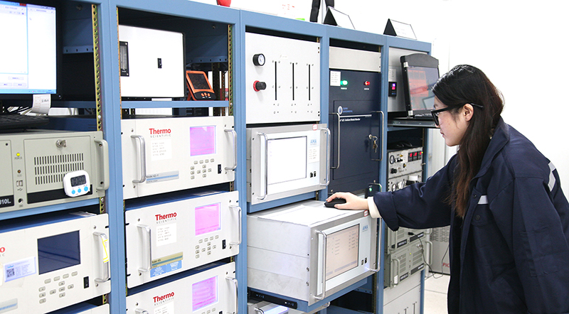 運(yùn)維人員查看揮發(fā)性有機(jī)物分析儀運(yùn)轉(zhuǎn)情況