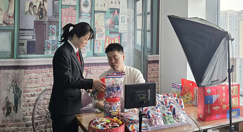 蘇家屯區(qū)法院服務(wù)團實地走訪企業(yè)的品牌官方直播間