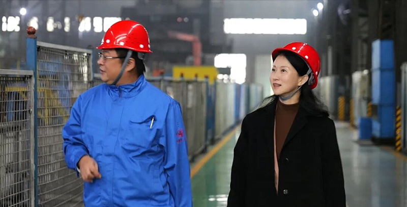 丹東中院黨組書記、院長于長苓（右）實(shí)地調(diào)研遼寧五一八內(nèi)燃機(jī)配件有限公司