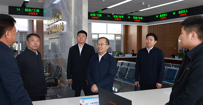 省委常委、政法委書記鄭藝（中）在黑山縣社會(huì)治安綜合治理中心與工作人員深入交流。