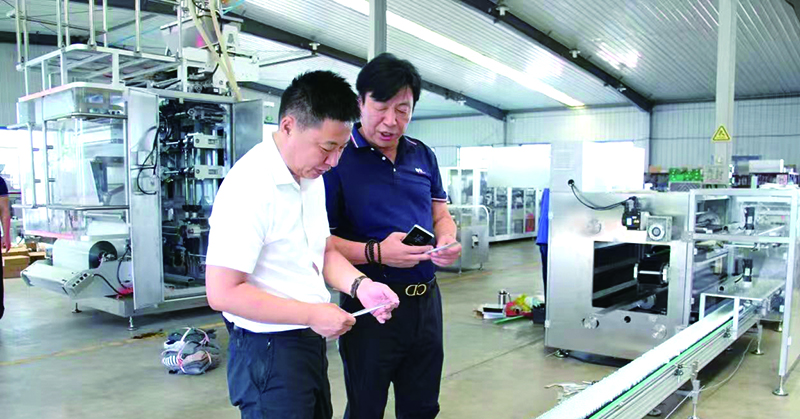 錦州中院黨組書(shū)記、院長(zhǎng)王剛（左）走訪(fǎng)全國(guó)人大代表畢春光，征求司法服務(wù)保障法治化營(yíng)商環(huán)境建設(shè)的意見(jiàn)建議